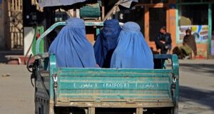 Los talibanes prohíben a las mujeres afganas viajar solas y sin velo en taxis