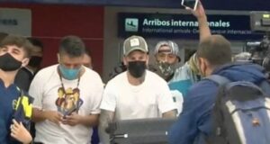 Multitud de hinchas de Boca recibió a Benedetto
