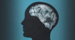 Un estudio revela el motivo por el cual pacientes recuperados de Covid padecen “niebla mental”