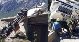 Cordillera | Terrible accidente en la Ruta 40: un camión quedó colgando de un puente