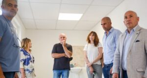Madryn | Sastre recorrió el aula contenedor que se colocó para brindar ayuda escolar