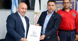 Madryn | El intendente Sastre entregó la preadjudicación de tierras a la Asociación de Bomberos Voluntarios