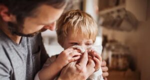 Qué es el rinovirus, el virus que circula junto al COVID-19 y afecta a los niños
