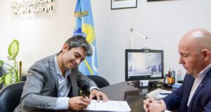 Madryn | Sastre entregó insumos para que el club Alumni vuelva a tener césped en su cancha principal