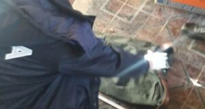 Esquel | Compartió bebidas con cuatro jóvenes en su cabaña y antes de irse lo golpearon y le robaron