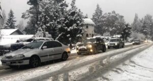 Cordillera | Nieva intensamente en Bariloche y ya desviaron cuatro vuelos a Neuquén