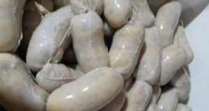 Hacen chorizos de polenta en un comedor comunitario