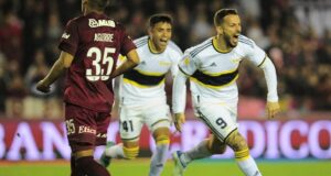 Con gol agónico de Benedetto Boca quedó puntero