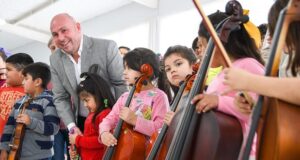 Madryn | El Intendente Sastre presente en la Escuela Nº222 donde se creó la orquesta del barrio Presidente Perón