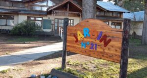 El Bolsón | Sancionarán a la directora de un jardín que le negó la entrada a una mamá por llevar uniforme policial