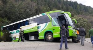 Cordillera | Un colectivo quedó colgado al borde de la ruta 40