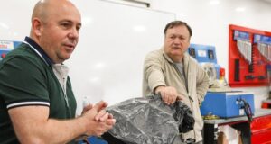 Madryn | Sastre visitó el aula taller móvil donde se realiza el curso de Auxiliar Mecánico de Motores Nafteros