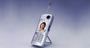 Así era el Kyocera VP-210 el primer teléfono con cámara de la historia