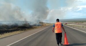 La caída de un rayo provocó un incendio en Ruta 3 entre Trelew y Madryn