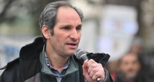 Chubut | Filmaron a Daniel Murphy rompiendo a patadas la puerta del Ministerio de Economía