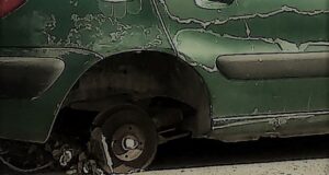 Trelew | Estacionó el auto afuera de su casa y le robaron una rueda