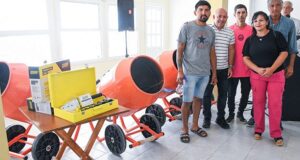 Sastre entregó maquinarias y herramientas