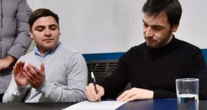 Torres firmó en Epuyén el contrato para la construcción del nuevo Hospital local