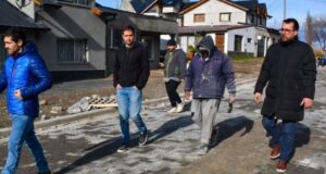 Taccetta y funcionarios municipales recorrieron nuevas obras de adoquinado en Esquel
