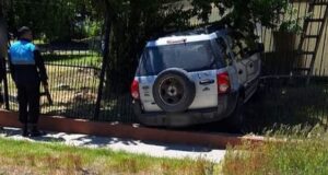 Epuyén: Perdió el control del vehículo y colisionó contra las rejas de una escuela
