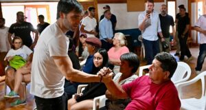 Torres entregó herramientas a familias de Epuyén para reconstruir sus hogares