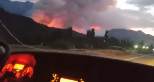 Un policía fue embestido en la ruta 40 en medio del humo y el fuego