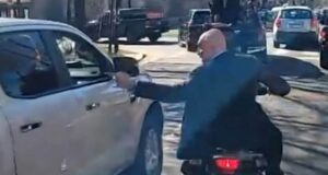 Lomas de Zamora: le tiraron piedrazos a la caravana de Milei y Espert se escapó en moto