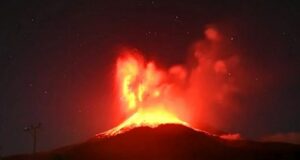 Indonesia: Un volcán entró en erupción y activó una alerta de aviación de alto nivel