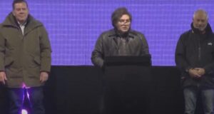 Milei cerró la campaña con acusaciones a la oposición y respaldo a su hermana