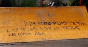 Pintadas en la plaza central de El Hoyo