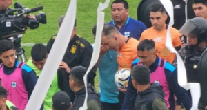 Dura sanción de la AFA tras las amenazas al árbitro en el partido entre Gimnasia de Jujuy y Deportivo Madryn Dura sanción de la AFA tras las amenazas al árbitro en el partido entre Gimnasia de Jujuy y Deportivo Madryn