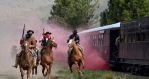 La Trochita realizó un exitoso asalto en Nahuelpan con gran convocatoria turística La Trochita realizó un exitoso asalto en Nahuelpan con gran convocatoria turística