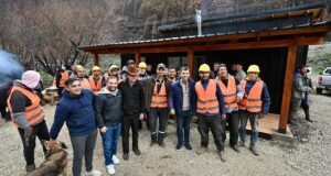 Torres entregó las primeras viviendas a familias que perdieron todo en los incendios de la Comarca Andina