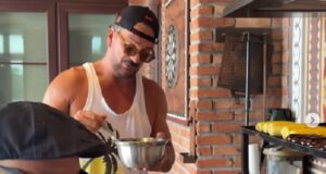 Ricardo Arjona se prepara para sus shows en Argentina practicando sus asados