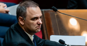 Adorni dijo que la causa sobre los departamentos “no tiene gollete”