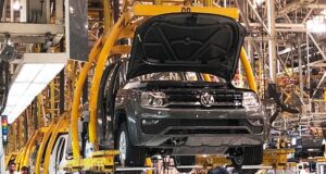 Por la presión de los autos chinos, las automotrices congelan precios en Argentina