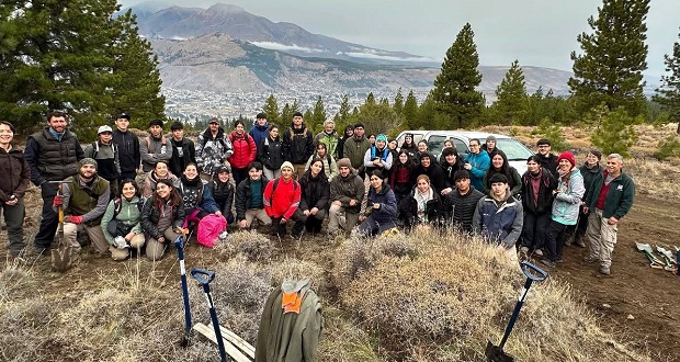 Esquel reafirma su compromiso ambiental con una nueva plantación de cipreses en La Zeta