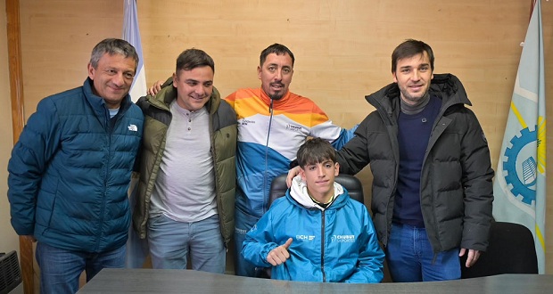 Torres entregó aportes a instituciones y deportistas de Epuyén Torres entregó aportes a instituciones y deportistas de Epuyén