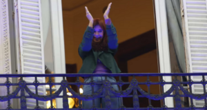 A un año de la condena a Cristina Kirchner, militantes se congregaron en la puerta de su domicilio