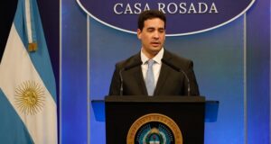 El vocero de Milei aclaró sus dichos con respecto al precio del dólar a .800