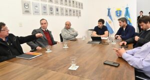Torres firmó convenios para construir viviendas y anunció la entrega de títulos de propiedad
