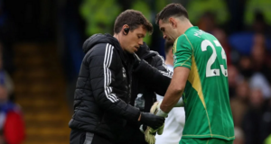 La regla que probará la Premier League para evitar que los arqueros hagan tiempo fingiendo lesiones