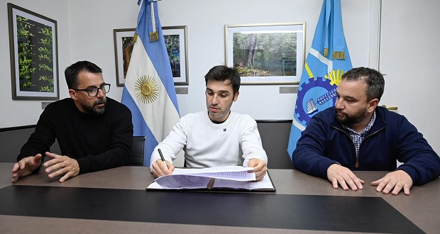 Torres anunció una inversión de casi  mil millones para construir 60 viviendas en Esquel
