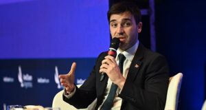 Desde París, Torres pidió eliminar retenciones a la pesca y anticipó inversiones portuarias por US$ 60 millones
