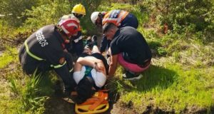 Bomberos de El Hoyo rescataron a una persona accidentada en el sendero a la Catarata Corbata Blanca